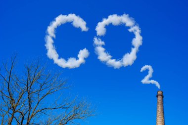 Fabrika bacasından çıkan dumanla hava kirliliği. Ekolojik sorunlar. CO2 ve sera gazı emisyonları