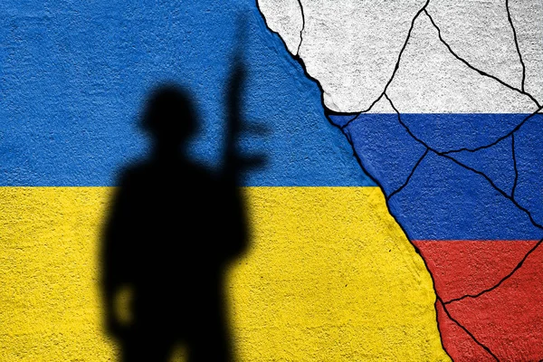 Ukrayna ve Rusya 'nın bayrağı Ukrayna askeriyle boyanmış. Ukrayna ordusu saldırdı ve Rus ordusu çöktü.