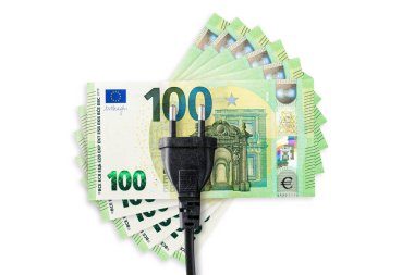 Elektrik prizli beyaz arka planda Euro banknotları. Enerji krizi, pahalı elektrik, benzin fiyatları. Büyük ısıtma, gaz ve elektrik faturası