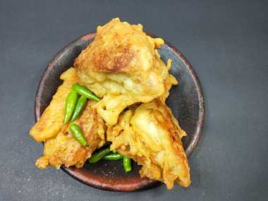 Endonezya atıştırmalıkları, doldurulmuş kızarmış tofu.