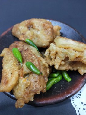 Endonezya atıştırmalıkları, doldurulmuş kızarmış tofu.