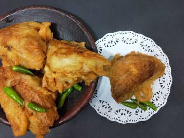 Endonezya atıştırmalıkları, doldurulmuş kızarmış tofu.