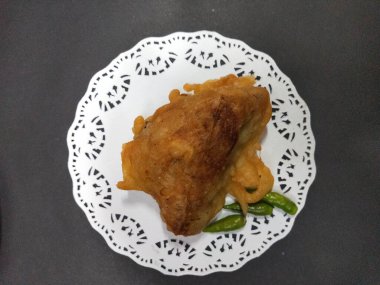 Endonezya atıştırmalıkları, doldurulmuş kızarmış tofu.