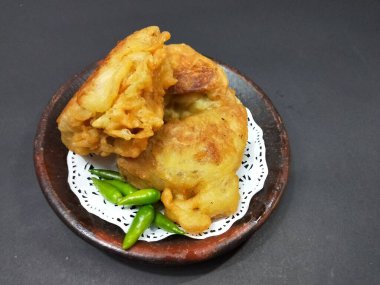 Endonezya atıştırmalıkları, doldurulmuş kızarmış tofu.