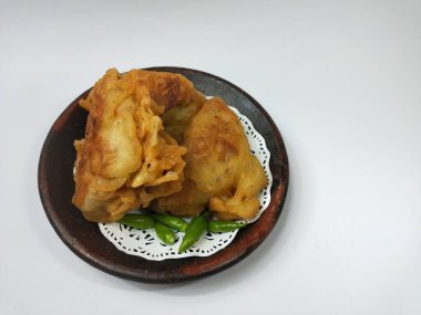 Endonezya atıştırmalıkları, doldurulmuş kızarmış tofu.