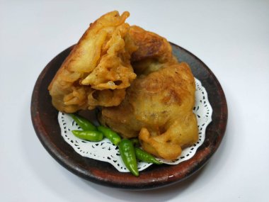 Endonezya atıştırmalıkları, doldurulmuş kızarmış tofu.