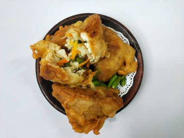 Endonezya atıştırmalıkları, doldurulmuş kızarmış tofu.