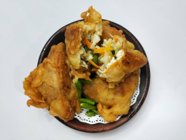 Endonezya atıştırmalıkları, doldurulmuş kızarmış tofu.