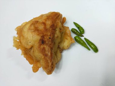 Endonezya atıştırmalıkları, doldurulmuş kızarmış tofu.