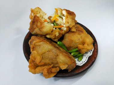 Endonezya atıştırmalıkları, doldurulmuş kızarmış tofu.