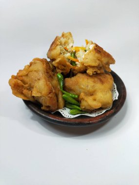 Endonezya atıştırmalıkları, doldurulmuş kızarmış tofu.