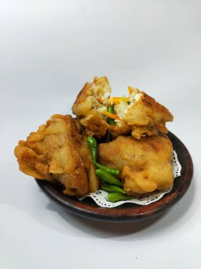 Endonezya atıştırmalıkları, doldurulmuş kızarmış tofu.