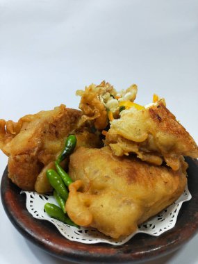 Endonezya atıştırmalıkları, doldurulmuş kızarmış tofu.