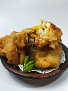 Endonezya atıştırmalıkları, doldurulmuş kızarmış tofu.