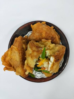 Endonezya atıştırmalıkları, doldurulmuş kızarmış tofu.