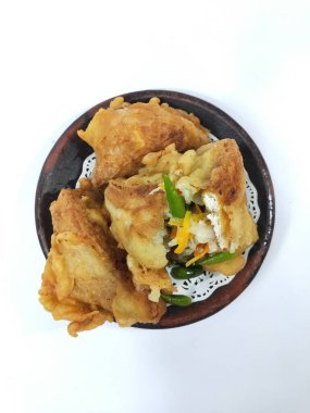 Endonezya atıştırmalıkları, doldurulmuş kızarmış tofu.