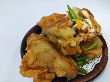 Endonezya atıştırmalıkları, doldurulmuş kızarmış tofu.