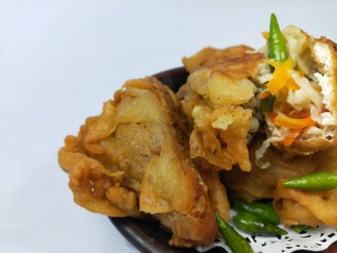 Endonezya atıştırmalıkları, doldurulmuş kızarmış tofu.