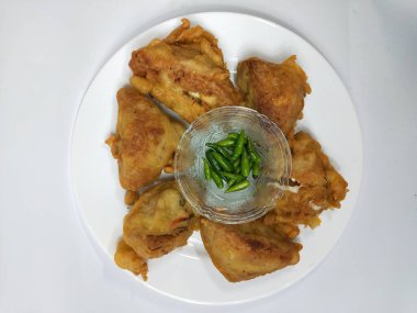 Endonezya atıştırmalıkları, doldurulmuş kızarmış tofu.