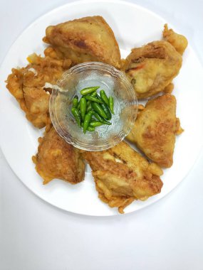 Endonezya atıştırmalıkları, doldurulmuş kızarmış tofu.