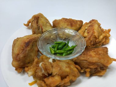 Endonezya atıştırmalıkları, doldurulmuş kızarmış tofu.