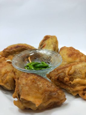 Endonezya atıştırmalıkları, doldurulmuş kızarmış tofu.