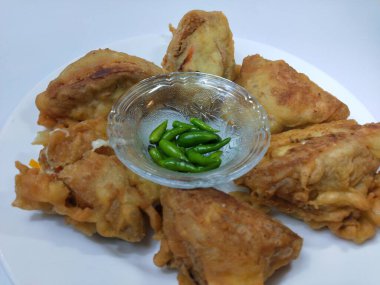 Endonezya atıştırmalıkları, doldurulmuş kızarmış tofu.