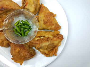 Endonezya atıştırmalıkları, doldurulmuş kızarmış tofu.