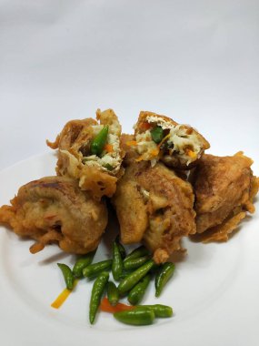 Endonezya atıştırmalıkları, doldurulmuş kızarmış tofu.