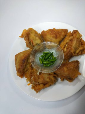 Endonezya atıştırmalıkları, doldurulmuş kızarmış tofu.