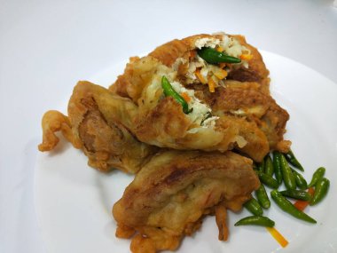 Endonezya atıştırmalıkları, doldurulmuş kızarmış tofu.