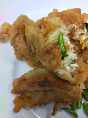 Endonezya atıştırmalıkları, doldurulmuş kızarmış tofu.