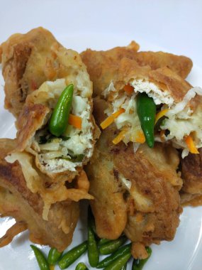 Endonezya atıştırmalıkları, doldurulmuş kızarmış tofu.