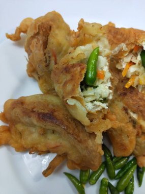 Endonezya atıştırmalıkları, doldurulmuş kızarmış tofu.