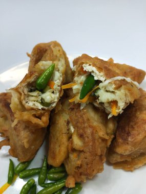 Endonezya atıştırmalıkları, doldurulmuş kızarmış tofu.
