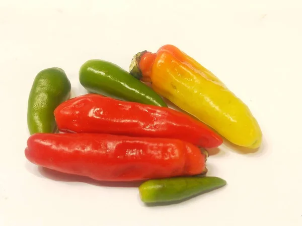 Szekrény Fotó Zöld Chili Sárga Chili Piros Chili Cayenne Bors — Stock Fotó