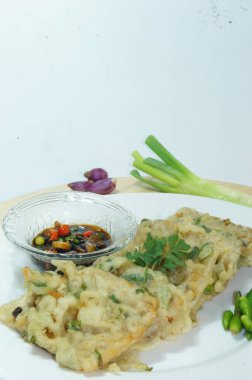 Geleneksel bir Java yemeği olan, un kaplı ve yarısı kızarmış yeşil soğan olan Endonezya yemeğinin adı Tempe Mendoan.
