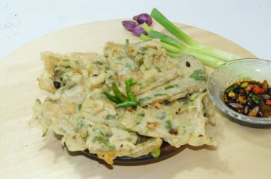 Geleneksel bir Java yemeği olan, un kaplı ve yarısı kızarmış yeşil soğan olan Endonezya yemeğinin adı Tempe Mendoan.