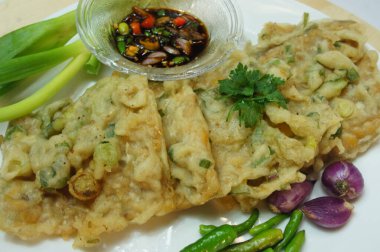 Geleneksel bir Java yemeği olan, un kaplı ve yarısı kızarmış yeşil soğan olan Endonezya yemeğinin adı Tempe Mendoan.