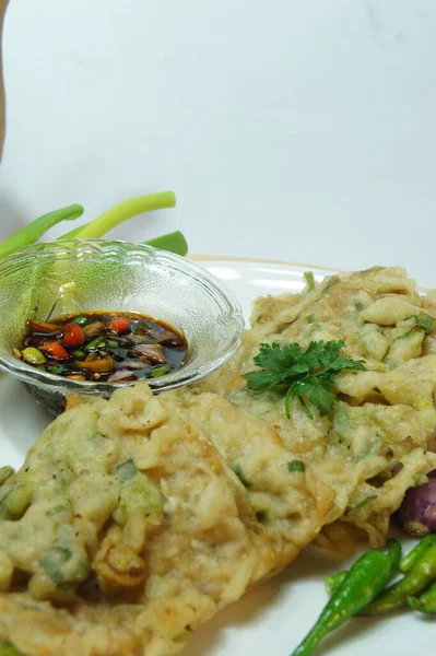 Традиционная Яванская Индонезийская Еда Приготовленная Темпе Покрытой Мукой Полужареным Зеленым — стоковое фото