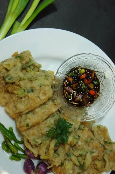 전통적 음식인 인도네시아 음식은 밀가루와 반쯤튀긴 양파로 Tempe Mendoan 이라고 — 스톡 사진
