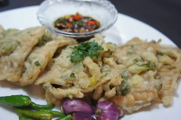 Традиционная Яванская Индонезийская Еда Приготовленная Темпе Покрытой Мукой Полужареным Зеленым — стоковое фото