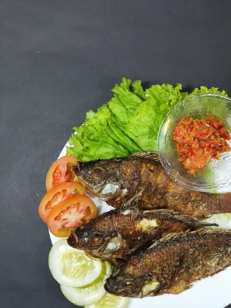 Pesce Mujair Fritto Pesce Acqua Dolce Salato Croccante — Foto Stock
