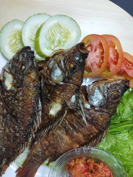 Pesce Mujair Fritto Pesce Acqua Dolce Salato Croccante — Foto Stock