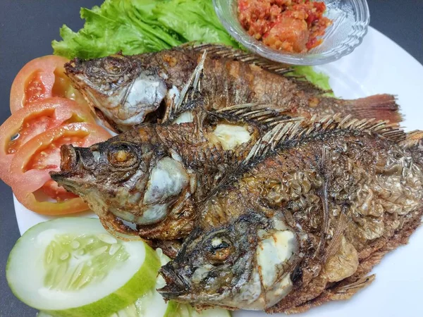 Smażone Mujair Fish Ryby Słodkowodne Chrupiące Pikantne — Zdjęcie stockowe