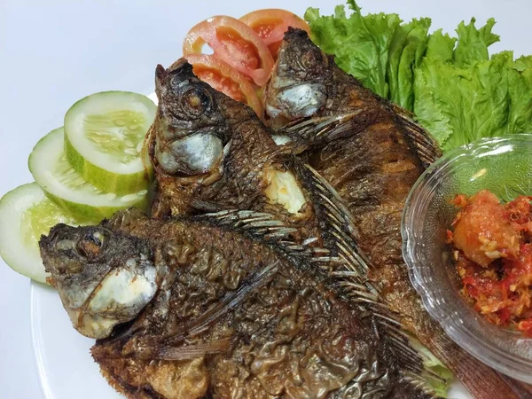 Smażone Mujair Fish Ryby Słodkowodne Chrupiące Pikantne — Zdjęcie stockowe