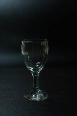 Fotoğraf boş bardakta, düşük açılı.