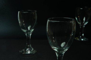 Fotoğraf boş bardakta, düşük açılı.