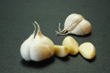 Siyah soğan ve sarımsak izole edilmiş fotoğrafı.