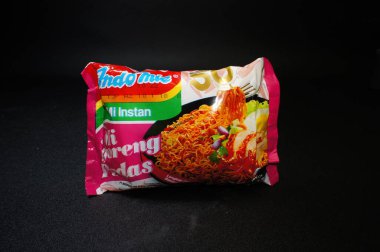 Tangerang, Endonezya - 5 Mart 2022: Indomie, kızartılmış hazır erişte, haşlanmış, baharatlı, Endonezya 'nın en sevdiği yiyecek, yemeye hazır..